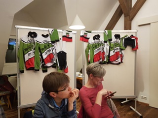 Kleidung zur Ansicht klein