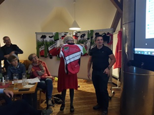 Trikotuebergabe klein