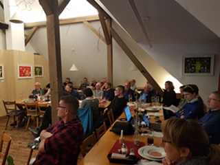 den Berichten zuhoeren klein